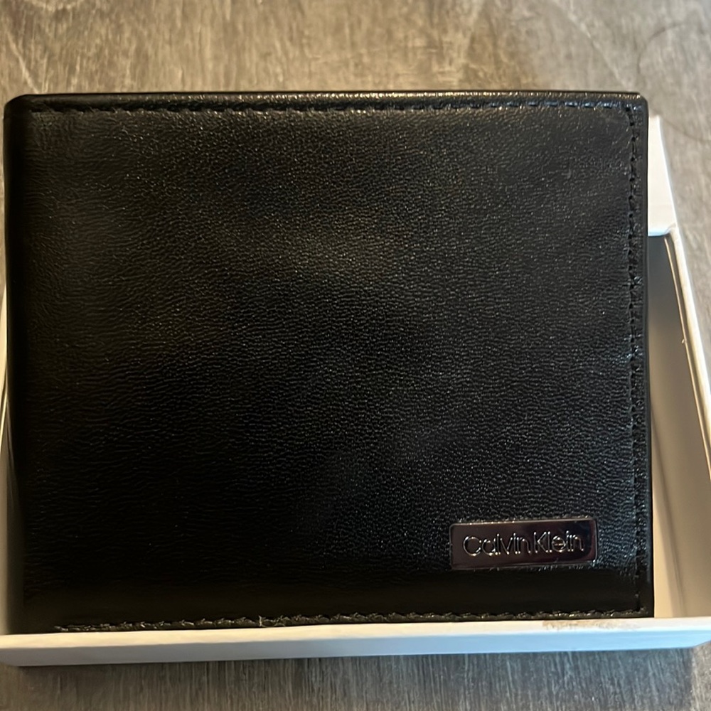 (NWT) Leather mens Calvin Klein wallet